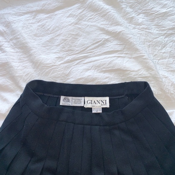 Gianni Black pleated skirt - Picture 3 of 6